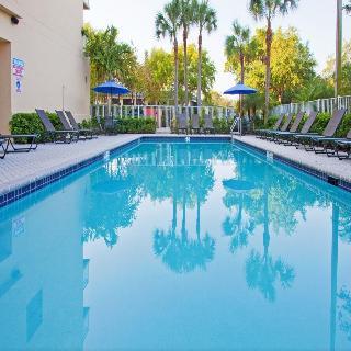 Holiday Inn Express Hotel & Suites