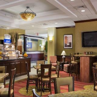 Holiday Inn Express Hotel & Suites