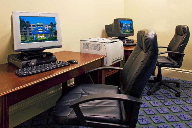 Holiday Inn Express Hotel & Suites