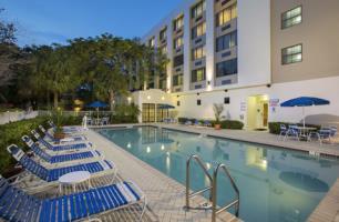 Holiday Inn Express Hotel & Suites