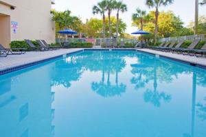 Holiday Inn Express Hotel & Suites