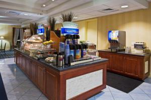Holiday Inn Express Hotel & Suites