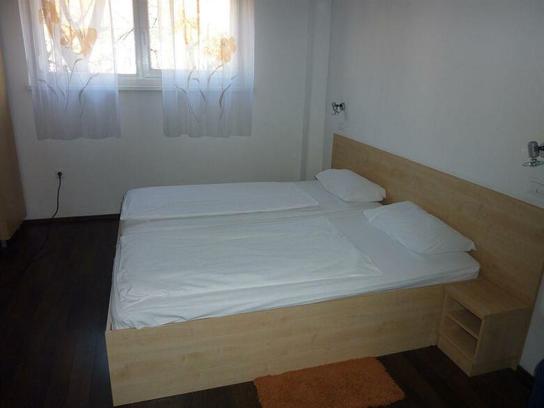 Emonec Hotel