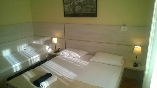 Hostal Rooms & Apartments Blue Beach