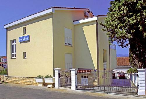 Hostal Guesthouse Villa Adria