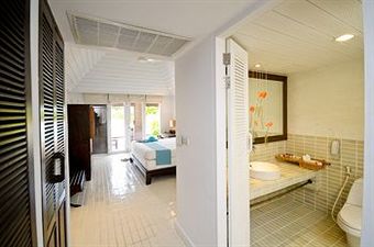 Iyara Beach Hotel & Plaza
