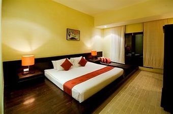Iyara Beach Hotel & Plaza