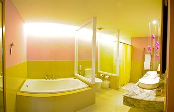 Iyara Beach Hotel & Plaza