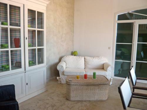 Apartment Font Mourier Cogolin