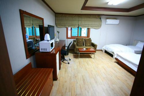 Gumi Metro Hotel