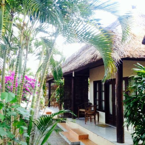 Hostal Romeo Beachfront Bungalow