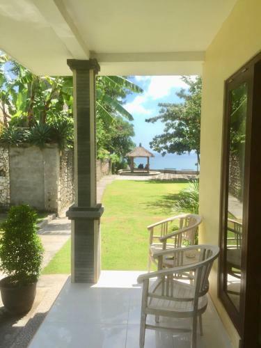 Hostal Romeo Beachfront Bungalow