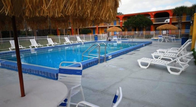 Hotel Howard Johnson Inn Lakefront