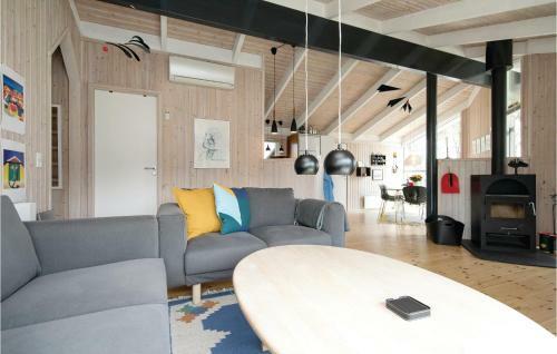 Three-bedroom Holiday Home �lb�k With A Fireplace 01