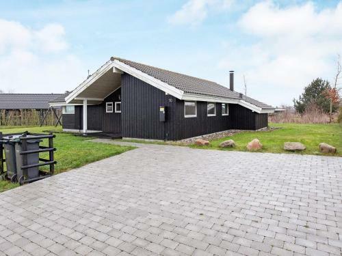 Three-bedroom Holiday Home In J�gerspris 1