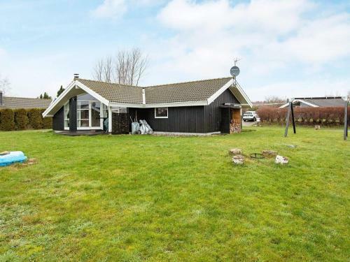 Three-bedroom Holiday Home In J�gerspris 1