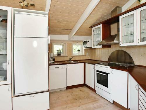 Three-bedroom Holiday Home In L�kken 52