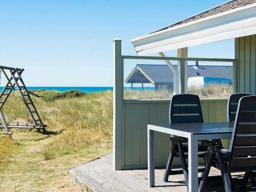 Three-bedroom Holiday Home In L�kken 18