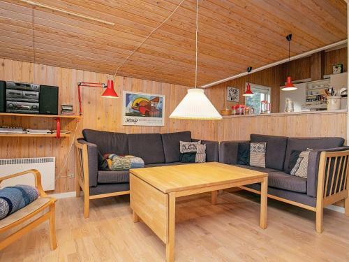 Three-bedroom Holiday Home In L�kken 74