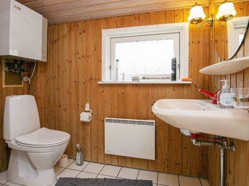 Three-bedroom Holiday Home In L�kken 74