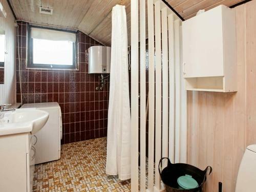 Three-bedroom Holiday Home In L�kken 70