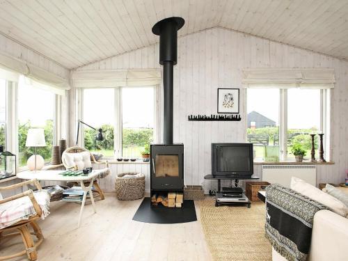Three-bedroom Holiday Home In L�kken 77