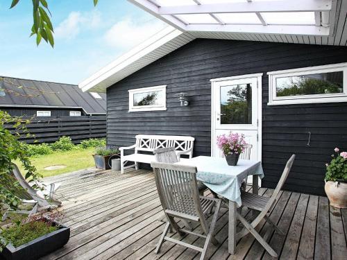 Three-bedroom Holiday Home In L�kken 77
