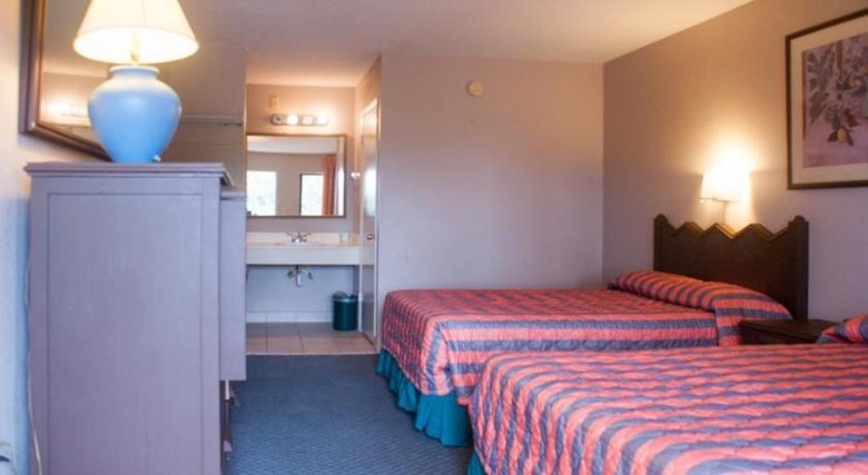 Hotel Goldstar Inn & Suites