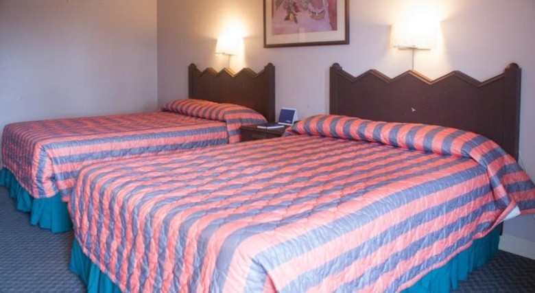 Hotel Goldstar Inn & Suites