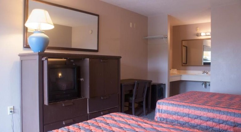Hotel Goldstar Inn & Suites