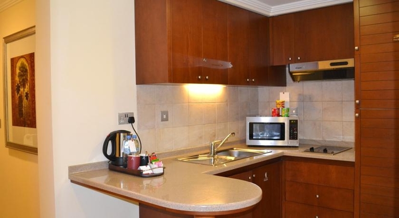 Hotel Al Rawda Rotana Suites