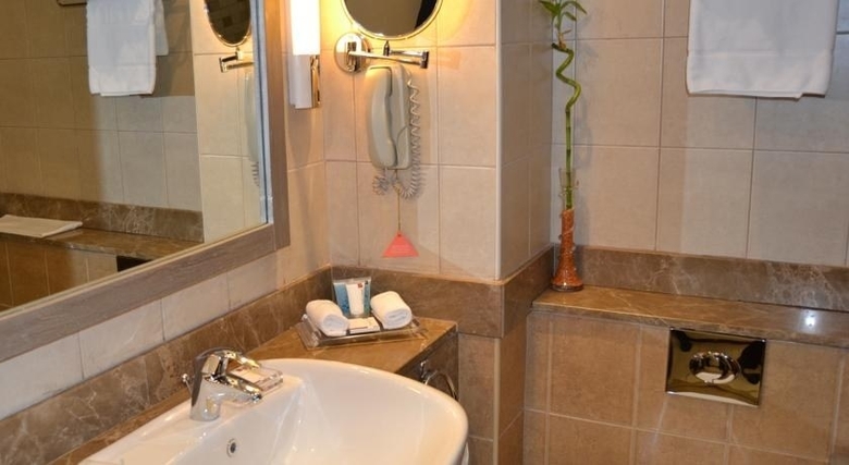 Hotel Al Rawda Rotana Suites
