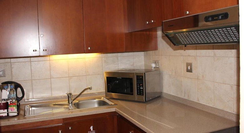 Hotel Al Rawda Rotana Suites