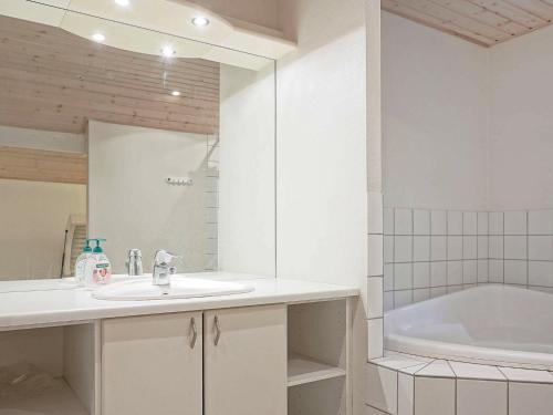 Three-bedroom Holiday Home In Nex� 8