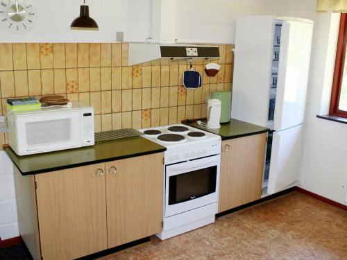 Three-bedroom Holiday Home In Vesl�s