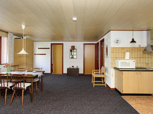 Three-bedroom Holiday Home In Vesl�s