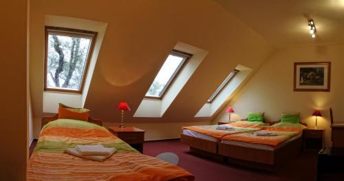 Hostal Minerva Panzi�, �tterem - K�v�z�
