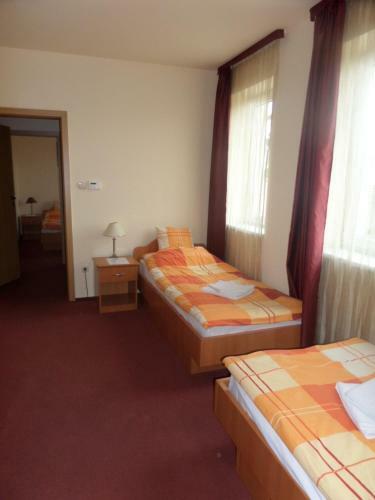 Hostal Minerva Panzi�, �tterem - K�v�z�