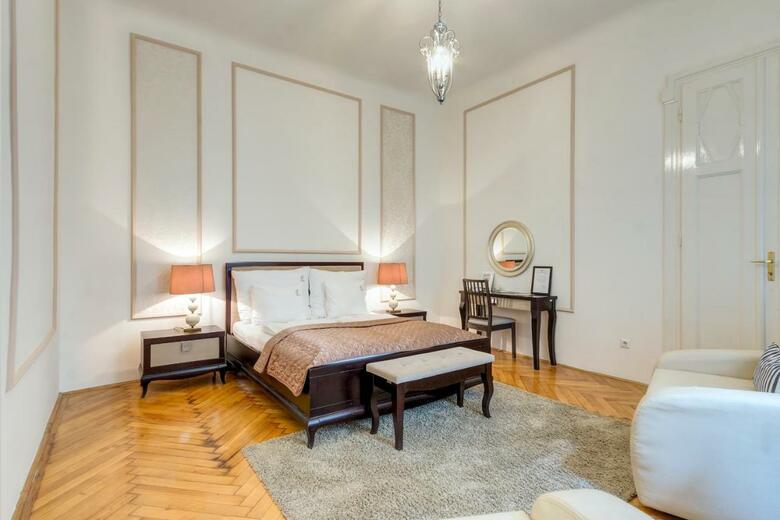 Fashion Street Luxury Apartment