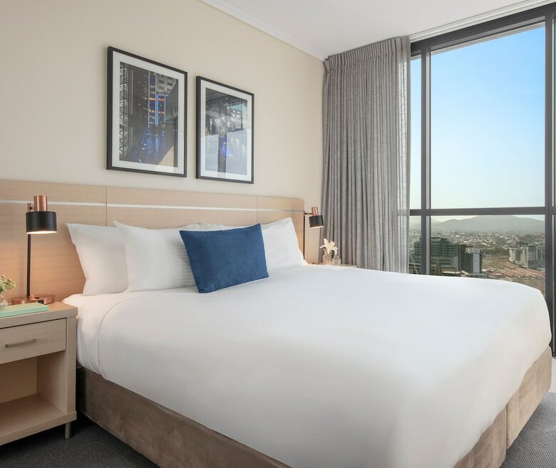 Hotel Oaks Charlotte Towers