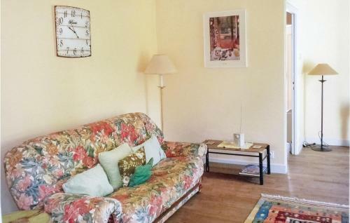 Two-bedroom Holiday Home Degagnac 0 04