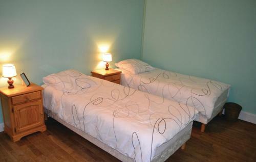 Two-bedroom Holiday Home Degagnac 0 04