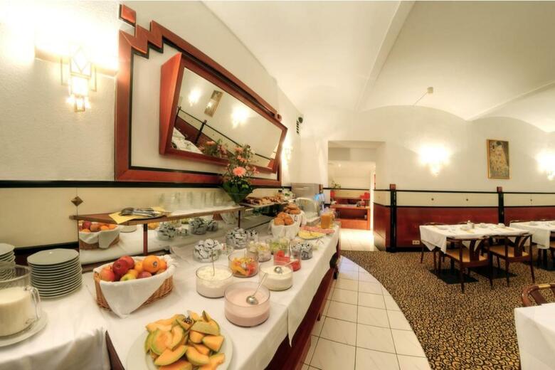 Hotel Carlton Opera