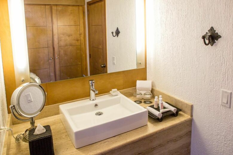 Bah�a Hotel & Beach Club