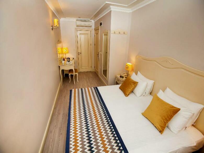 Raymond Hotel