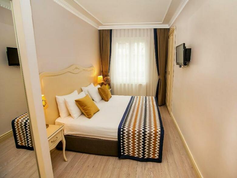 Raymond Hotel