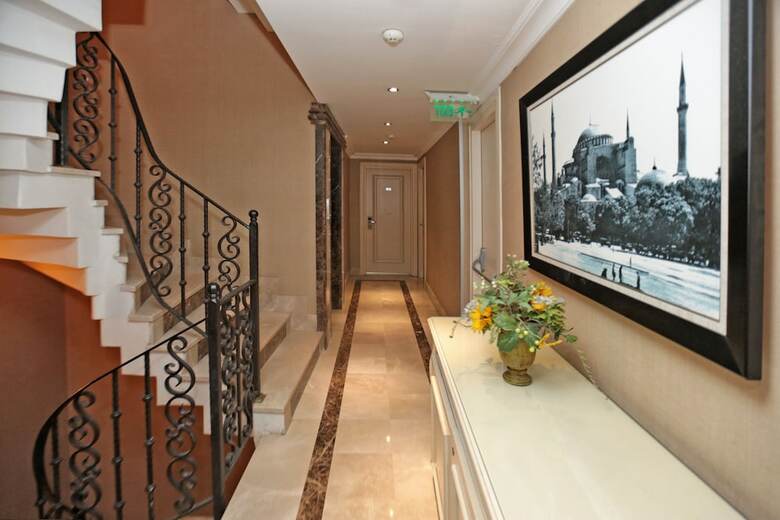 Raymond Hotel