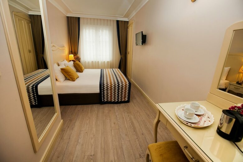 Raymond Hotel