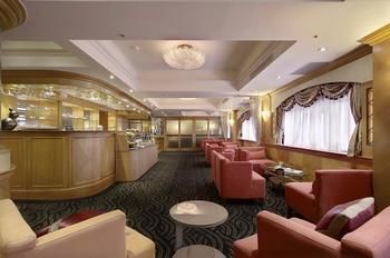 Hotel Cosmos (family)