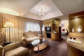 Hotel Cosmos (family)